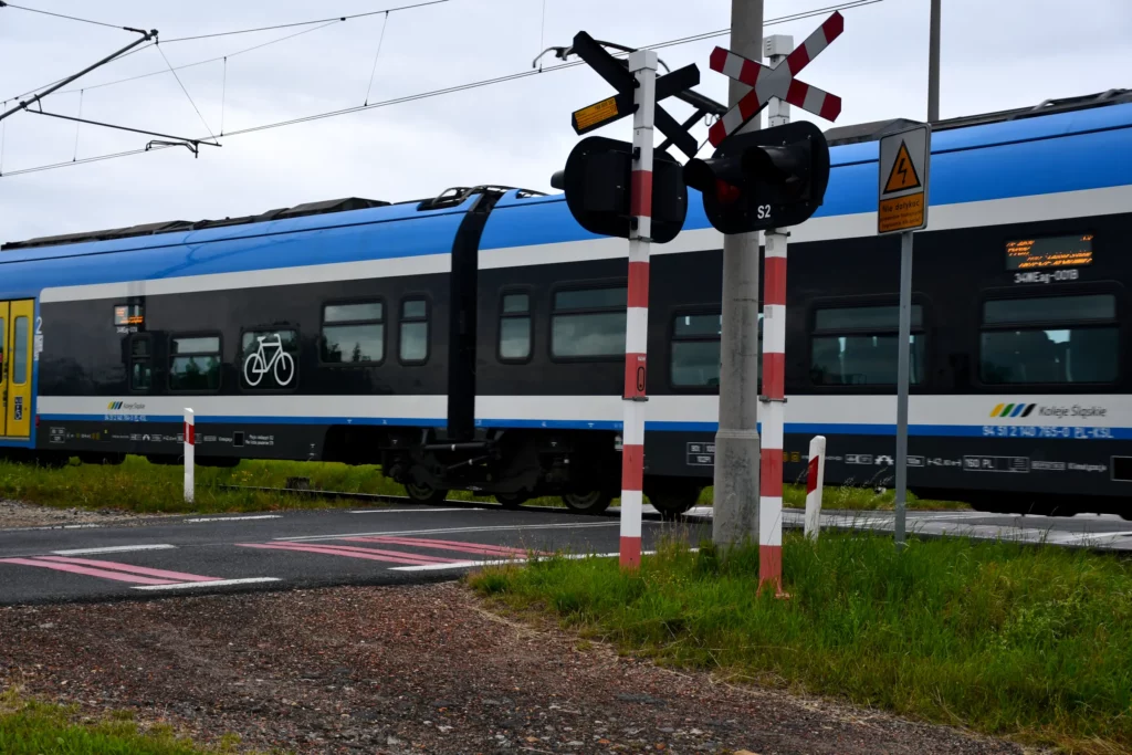 Pociąg Kolei Śląskich w Wyrach
